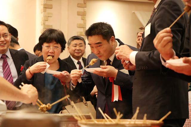 重慶料理を試食する辛書記ら