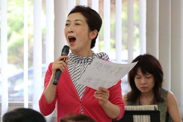 リーダーの永桶さんと伴奏の佐藤さん