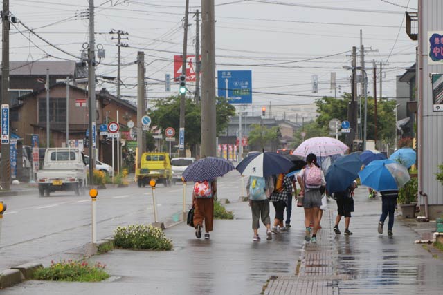 町には傘が開いた
