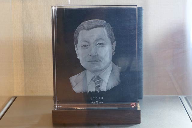 1990年にオレフォスからサプライズでプレゼントされた山崎社長のクリスタル肖像画