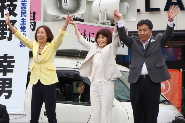 燕市で街頭演説を行う左から菊田氏、打越氏、枝野氏