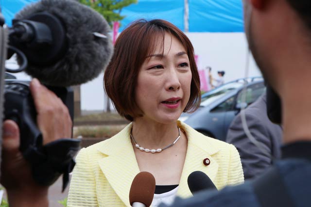 囲み取材を受ける菊田氏