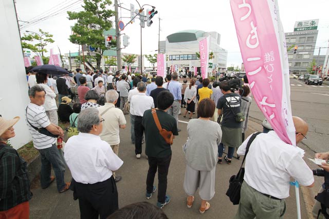 数百人が集まった