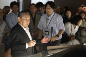 山崎金属工業株式会社100年記念展の作品解説会で100年の歴史を語る山崎社長