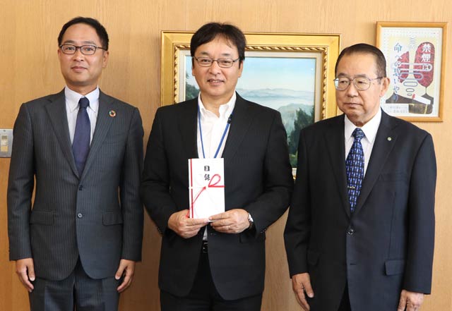 左から第四銀行三条北支店の珊瑚支店長、三条第四中の五十嵐校長、栄光産業の大矢社長