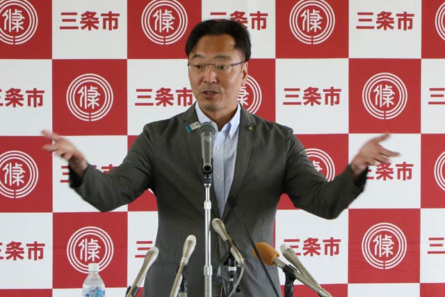 記者会見する国定市長