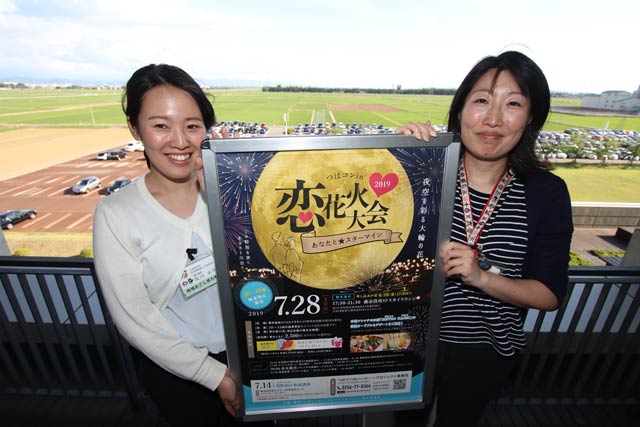 花火見物会場の燕市役所4階のスカイデッキ、写真奥で花火が上がる