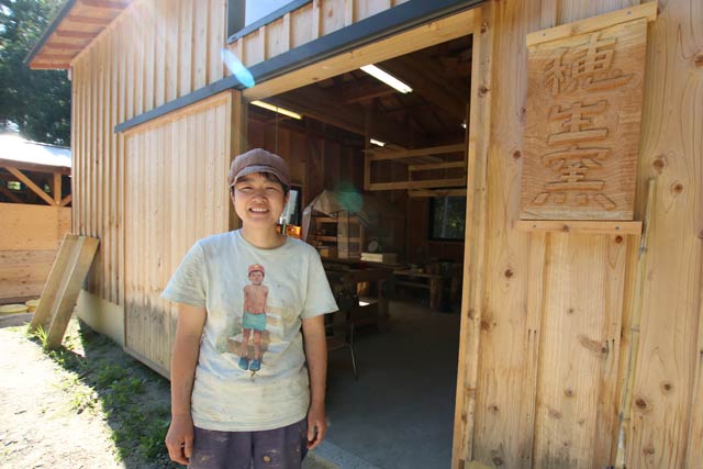 工房の前で井村さん