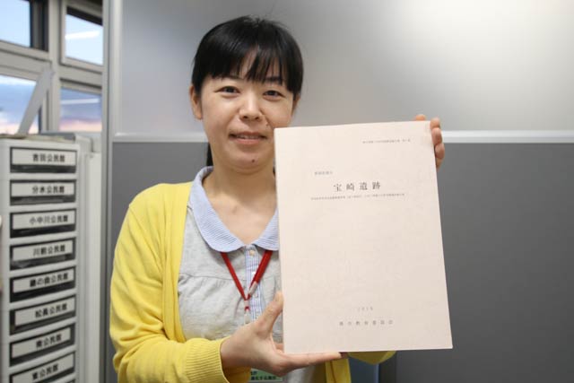 燕市の宝崎遺跡の調査にあたった燕市教委の松島さんと宝崎遺跡の報告書