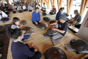 国内で過去最多と思われる30台を超すハンドパンを結集して開かれた「ハンドパンで遊ぶ会in三条」