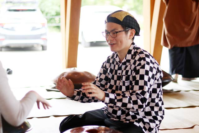 参加者を指導する左官竜一郎さん