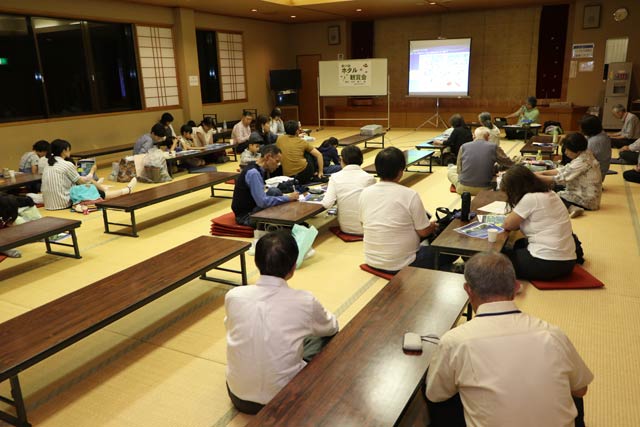 親子ホタル観賞会で「てまりの湯」でホタルの勉強