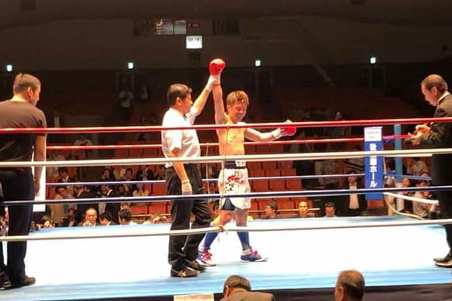 再起戦に勝って勝利コールを受ける高橋選手