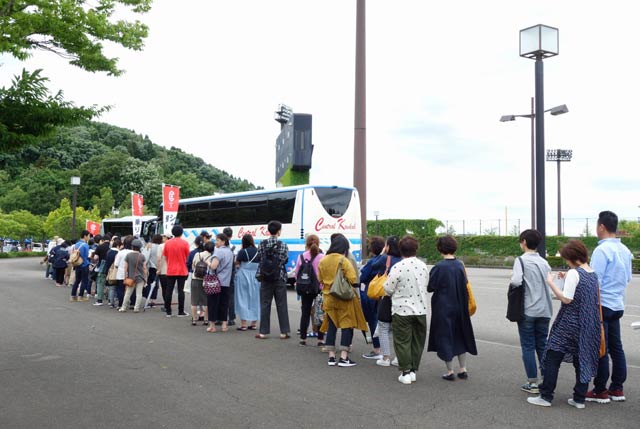 会場から駐車場へ向かうシャトルバスに長い列