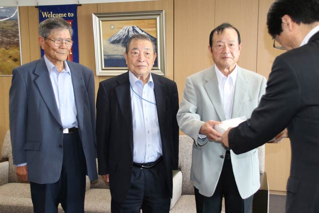 舘野地蔵尊に寄せられた全員を鈴木市長に手渡す舘野地蔵尊保存会の湯川会長ら