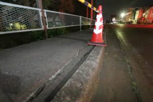 燕南小わきの亀裂が入った歩道