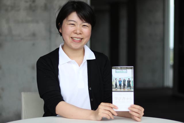 師弟展のリーフレットを手に松井寿子さん