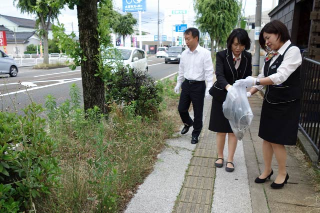 三条信用金庫職員がカーブミラー清掃やごみ拾い
