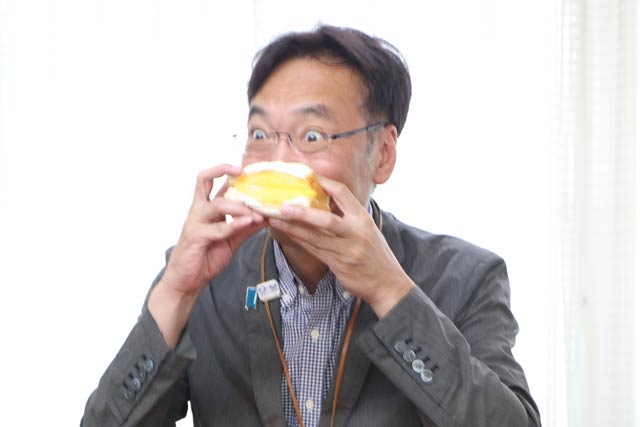 インスタ映えする写真を撮ってからカネギフルーツの宮崎マンゴーのフルーツサンドを食べる国定市長