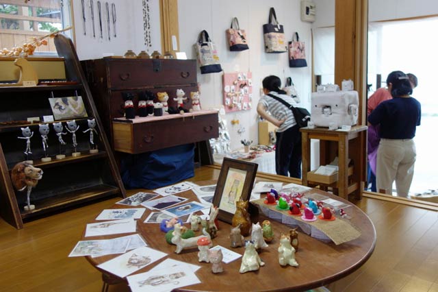 貸しアトリエ「あとりえ　きっか」で開かれている「猫展」