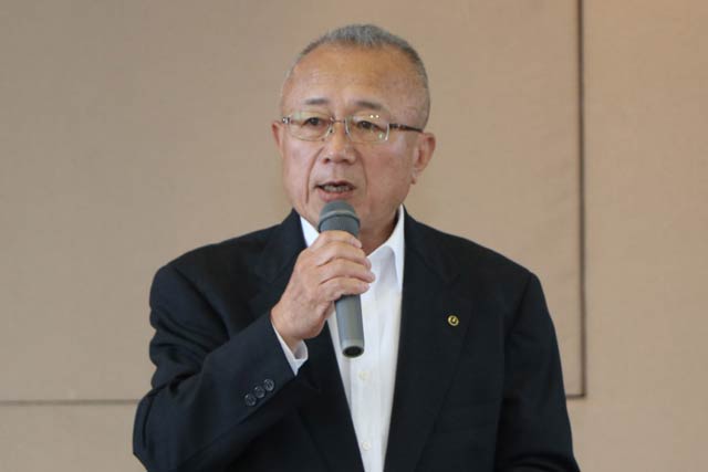 緊急会議招集について話す小林村長