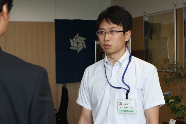 村上市へ被害状況調査業務の支援に派遣される今井主事
