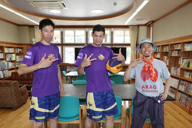 三条ビーターズの公式戦のパブリックビューイングを行う旧荒沢小のカフェスペース「○彦cafe」で三条ビーターズの選手