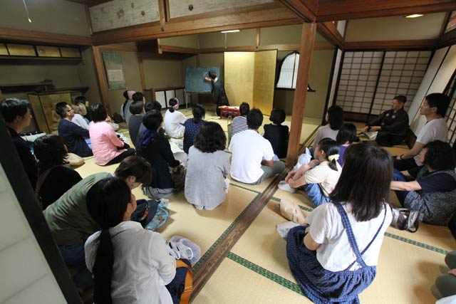 説教部屋で若手僧侶の説教を聞くことができる