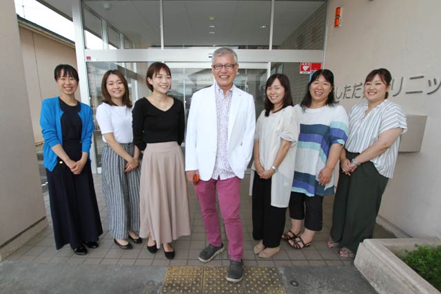 三条しただ郷クリニックの玄関前で院長の池上さんと6人のスタッフ