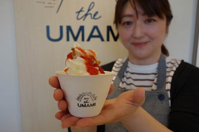 新しいトッピングの「UMAMIソフトクリーム」発売