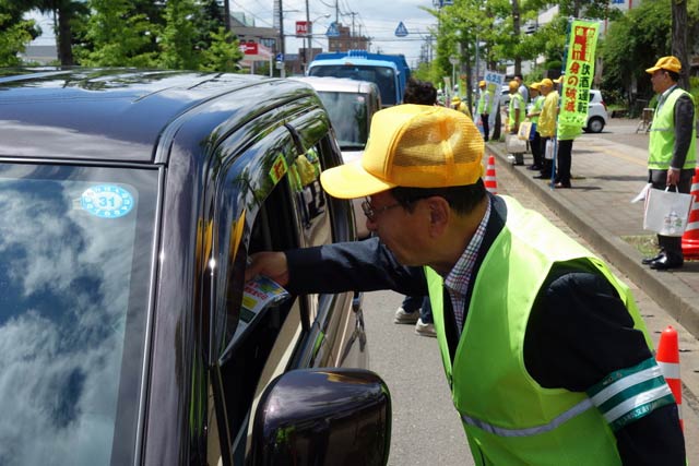 三条市役所前に開設した交通指導所