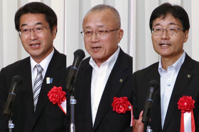 左から中原新潟市長、小林弥彦村長、鈴木燕市長