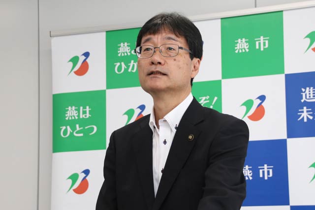 会見する鈴木市長