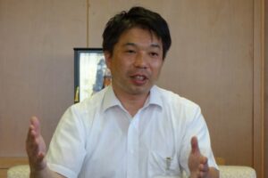 村上市での家屋調査の活動を加茂市長に報告