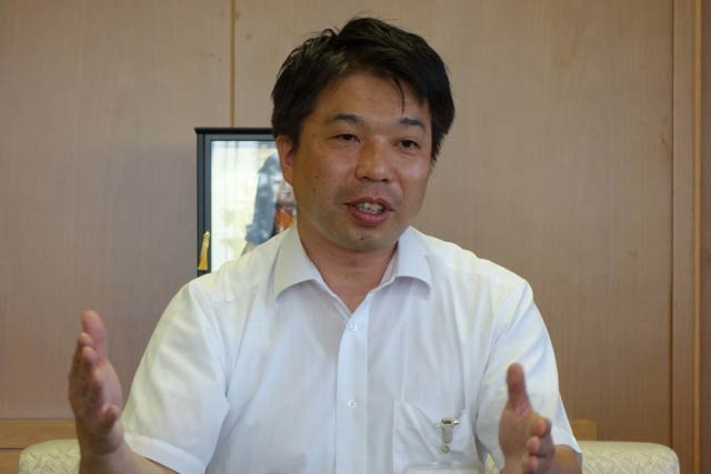 村上市での家屋調査の報告をする佐藤課長補佐