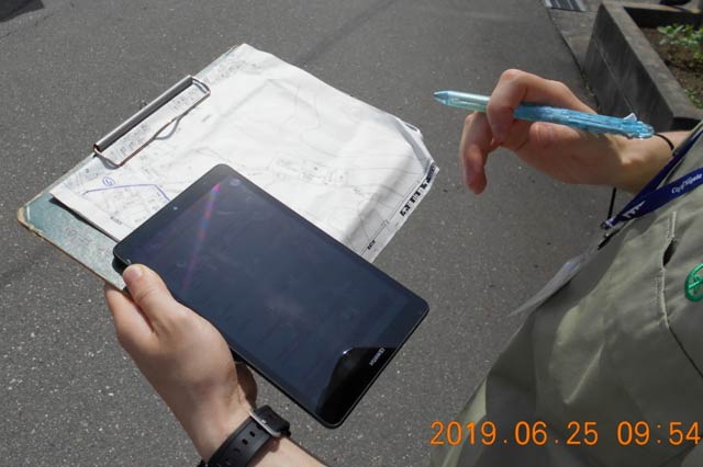 現場で活躍した「建物被害認定調査モバイルシステム」のタブレット端末