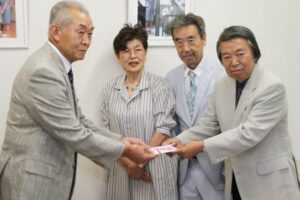 左から吉田理事長、本間さん夫婦、田中さん