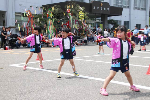 短冊を飾った七夕飾りの前で踊りを披露する宝が丘保育園園児