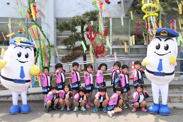 県警マスコットのひかるくんとひかりちゃんと一緒に記念写真
