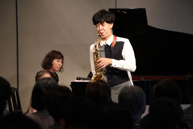 浅野さん（ピアノ）と田村さん（サックス）