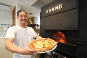 燕の工業炉を製造する技術で作られRORNOのピザの薪窯と経営する遠藤さん