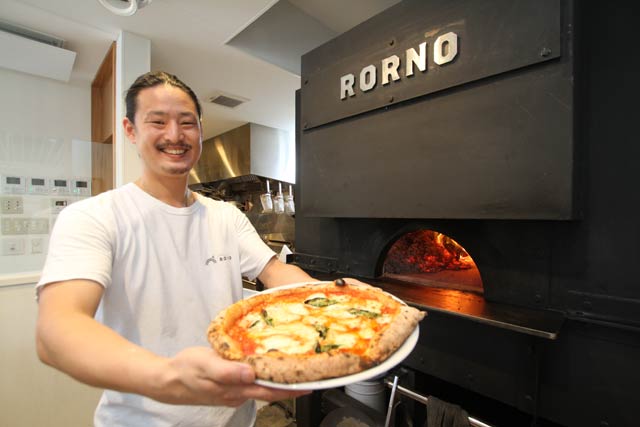 燕の工業炉を製造する技術で作られRORNOのピザの薪窯と経営する遠藤さん