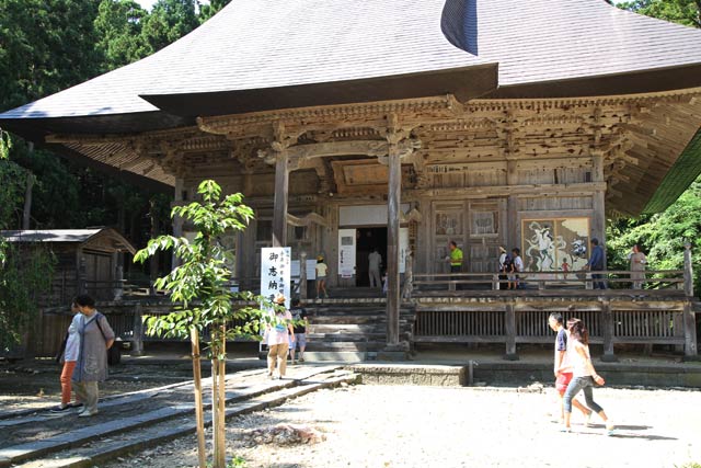 参拝者でにぎわう国上寺本堂