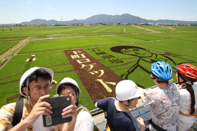 「下町ロケット」をテーマにした田んぼアートの高所作業車で高さ12メートルから見下ろす