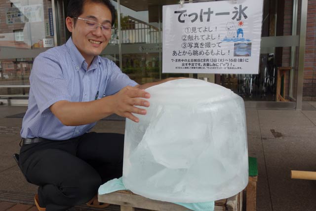 「いい湯らてい」玄関に置いて涼を味わってもらっている「でっけー氷」