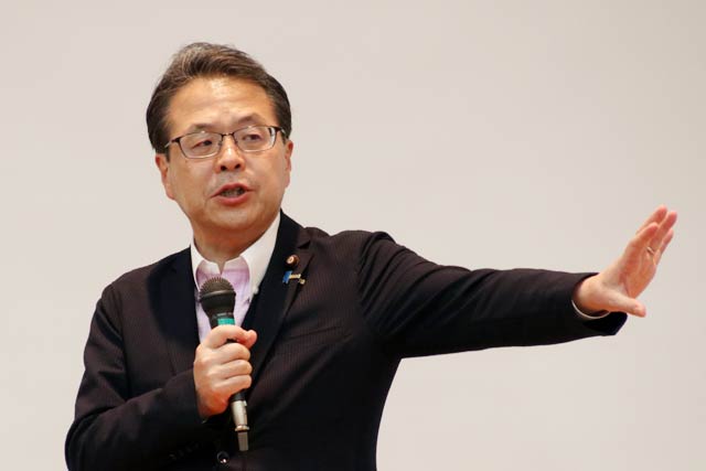塚田一郎氏の個人演説会で演説する世耕氏
