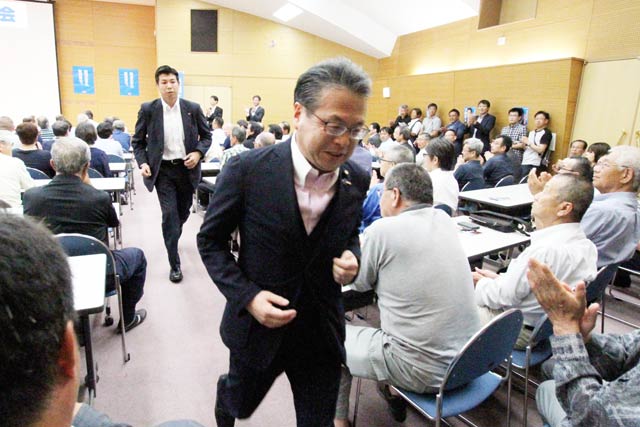 駆け足で退場する世耕氏