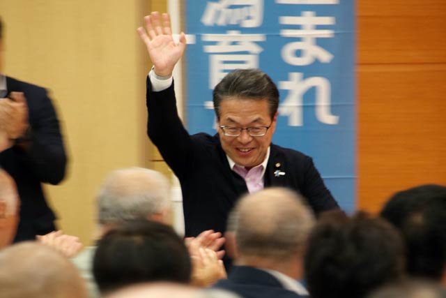 手を振って聴衆に世耕氏