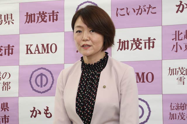 記者会見する藤田市長