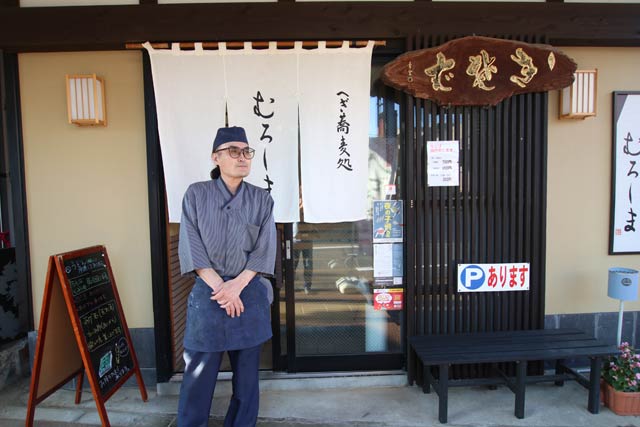 選挙割で大盛り分を無料サービスする「へぎ蕎麦処むろしま」の店先で川崎店主